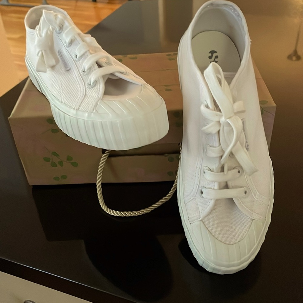 Classic white SUPERGA Sneaker, size 7 1/2, womens